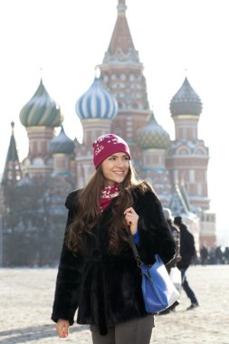 Moskova Kızıl Meydan üzerinde yürüyen genç bir kadın