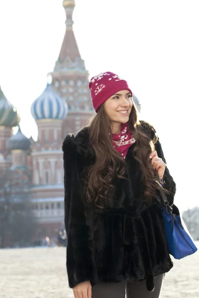 Mujer joven caminando en la Plaza Roja de Moscú —  Fotos de Stock