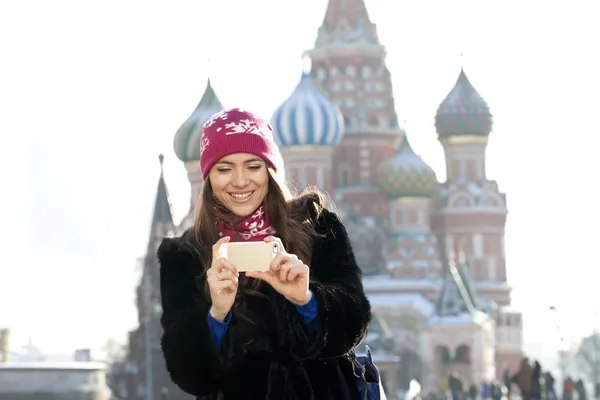 Junge Frau fotografierte Sehenswürdigkeiten in Moskau — Stockfoto
