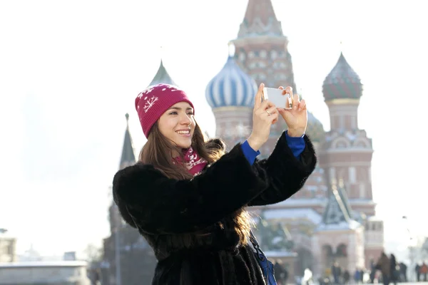 Młoda kobieta fotografowane atrakcji w Moskwie — Zdjęcie stockowe