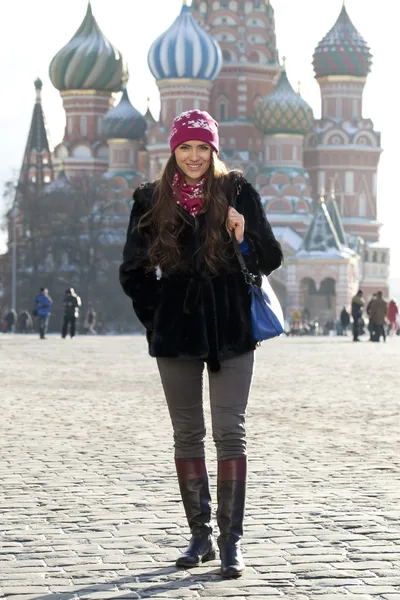 Jonge vrouw lopen op het Rode plein in Moskou — Stockfoto