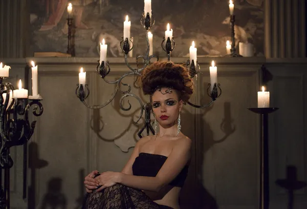 Sexy glamour dame zit op de troon — Stockfoto