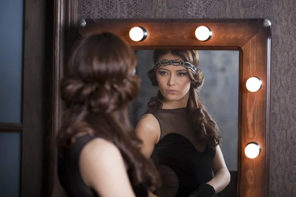 Reflejo espejo de una joven caucásica — Foto de Stock