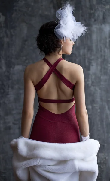 Modèle de mode en robe rouge longue — Photo