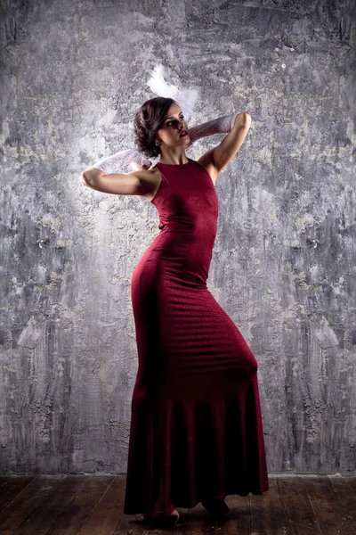 長い赤いドレスのファッションモデル — ストック写真