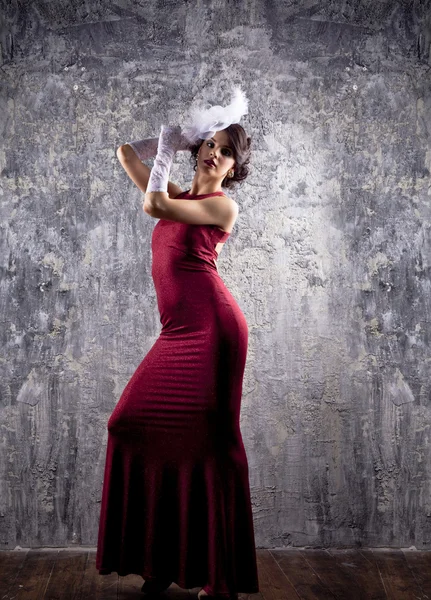 Modelo de moda en vestido largo rojo —  Fotos de Stock