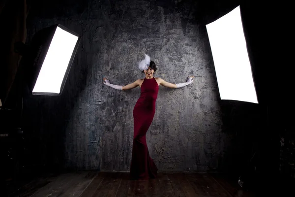 Modèle de mode en robe rouge longue — Photo