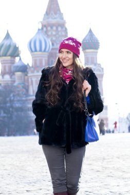 Moskova Kızıl Meydan üzerinde yürüyen genç bir kadın