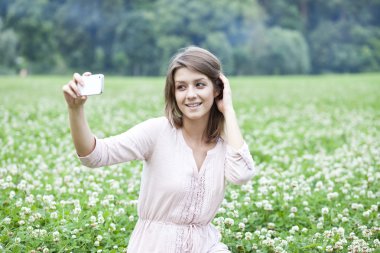 telefonunuzda fotoğraf çekmek genç bir kadın
