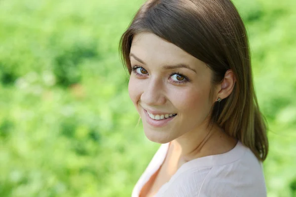 Mulher loira jovem bonita — Fotografia de Stock