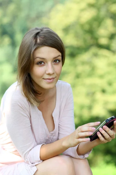 Chica leyendo un mensaje en el teléfono —  Fotos de Stock