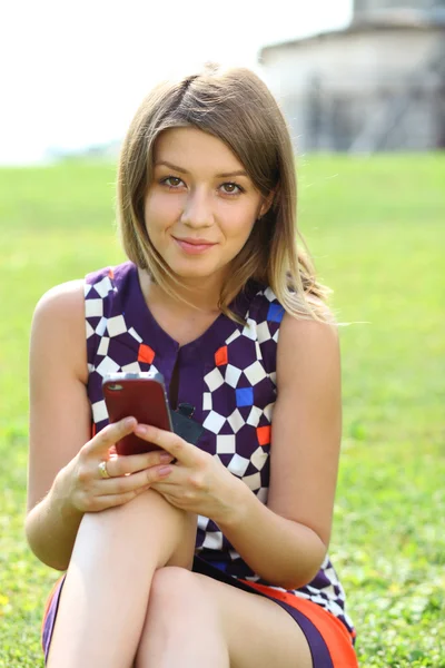 Tjej läser ett meddelande på telefonen — Stockfoto