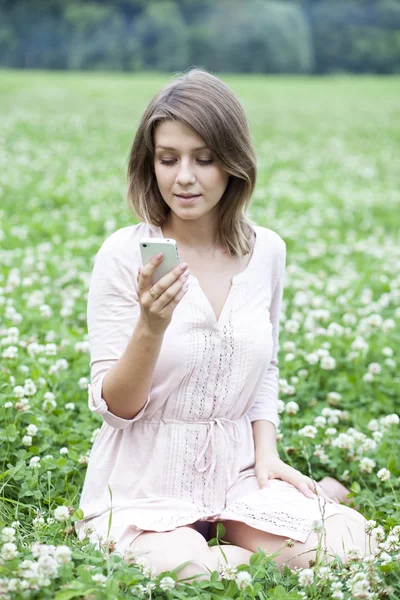 Menina lendo uma mensagem no telefone — Fotografia de Stock