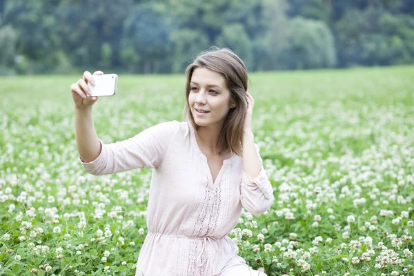 Mladá žena fotit v telefonu — Stock fotografie