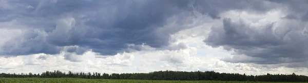 Blauer Himmel Hintergrund mit grauen Wolken — Stockfoto