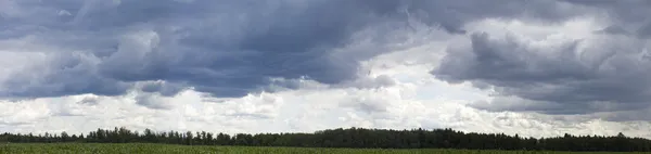 Blauer Himmel Hintergrund mit grauen Wolken — Stockfoto