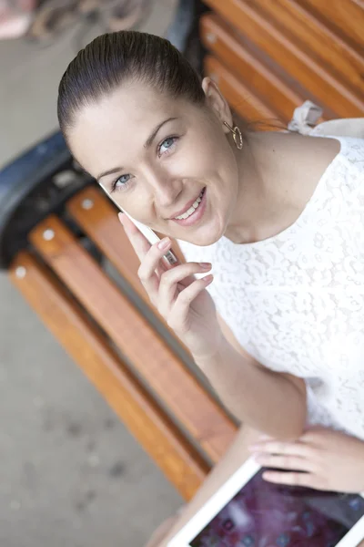 Jeune femme assise sur un banc — Photo