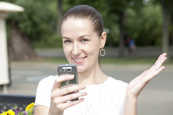 Šťastná žena mluví do mobilního telefonu — Stock fotografie