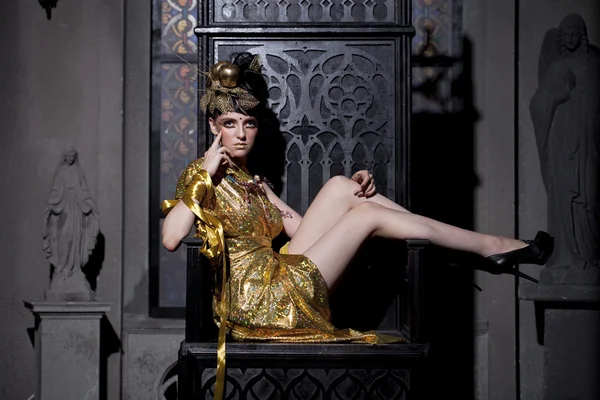 Sexy dama glamour se sienta en el trono —  Fotos de Stock