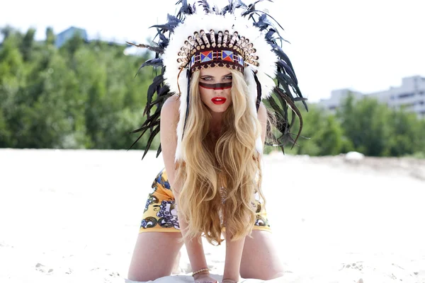 Blondynką ubraną w kostium indian amerykańskich — Zdjęcie stockowe
