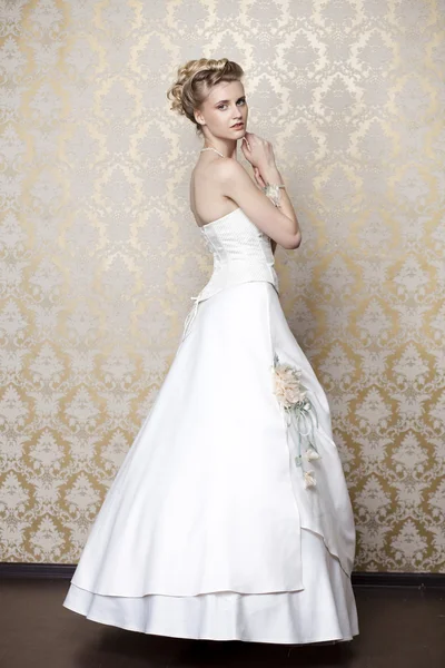 Mooi meisje in de afbeelding van de bruid — Stockfoto