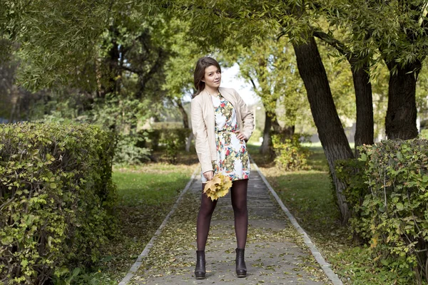 Schöne Frau im herbstlichen Park — Stockfoto