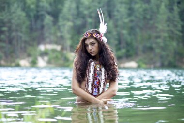 genç güzel kadın gölde banyoları