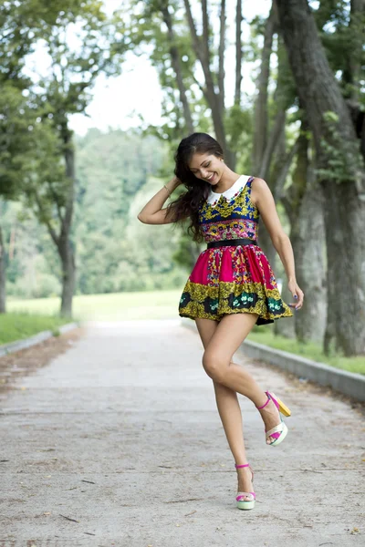 Mujer joven en vestido de color — Foto de Stock