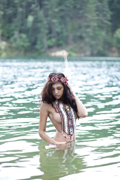 Giovane bella donna si bagna nel lago — Foto Stock
