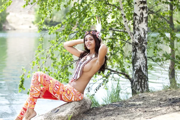Mulher em traje de índio americano — Fotografia de Stock