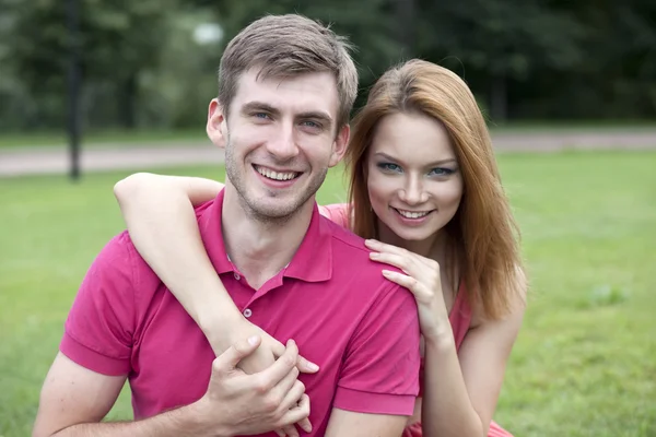 Jovem belo casal de perto — Fotografia de Stock