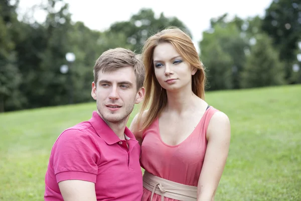 Jovem lindo casal olhar para longe — Fotografia de Stock