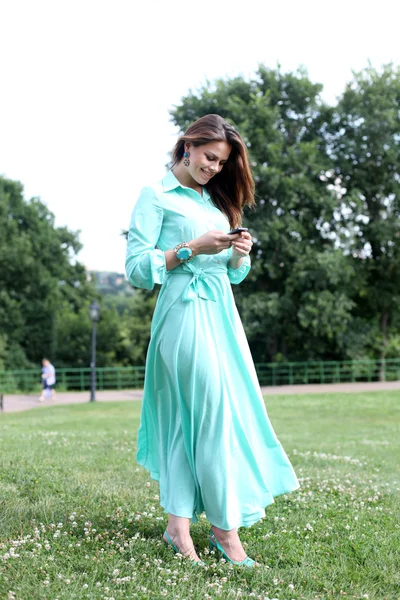 Jovem mulher em vestido verde — Fotografia de Stock