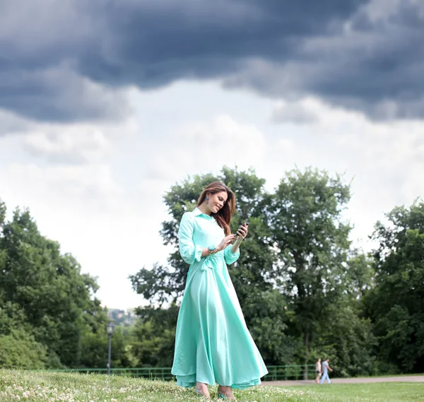 Yeşil elbiseli genç kadın. — Stok fotoğraf