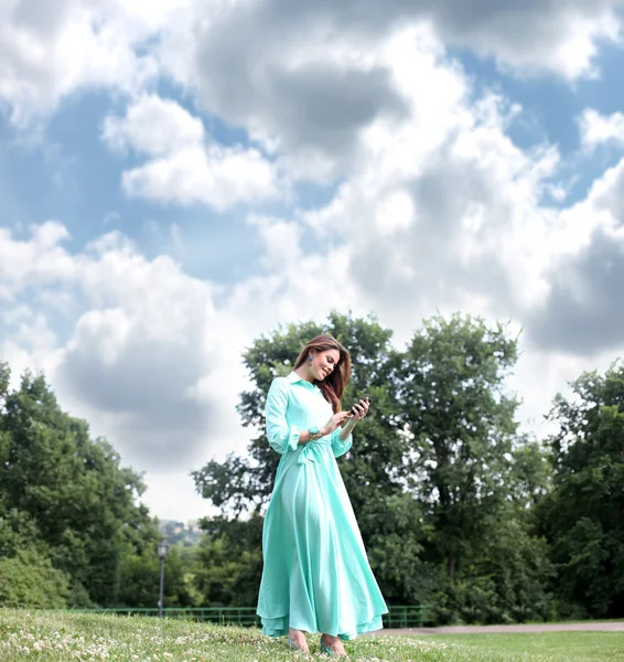 Молодая женщина в зеленом платье — стоковое фото