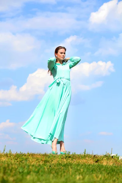 Mujer joven en vestido verde — Foto de Stock