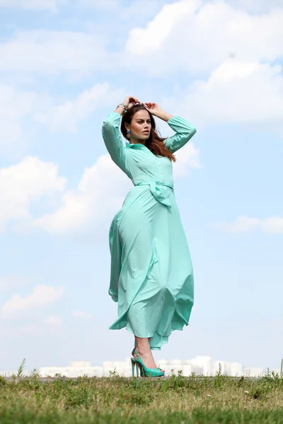 Mujer joven en vestido verde —  Fotos de Stock