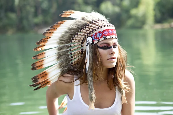 Mulher em traje de índio americano — Fotografia de Stock