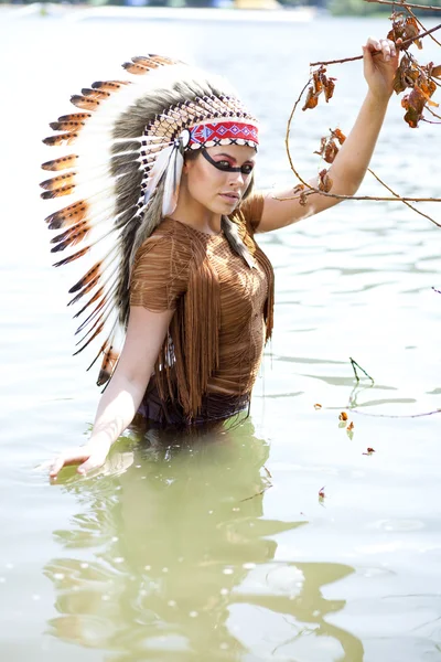Femme en costume d'Amérindien — Photo