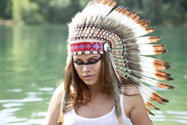 Mulher em traje de índio americano — Fotografia de Stock