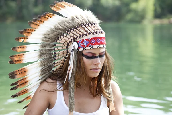 Mujer disfrazada de indio americano — Foto de Stock