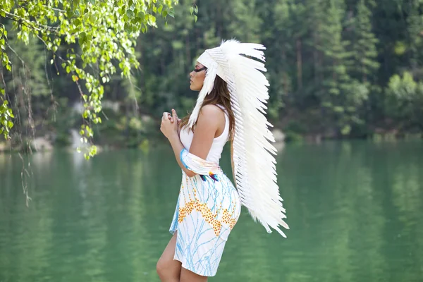 美国印第安服饰的女人 — 图库照片
