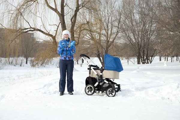 Mutter mit Kinderwagen für ein Neugeborenes — Stockfoto