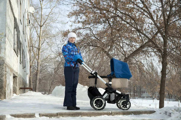 Madre con passeggino per neonato — Foto Stock