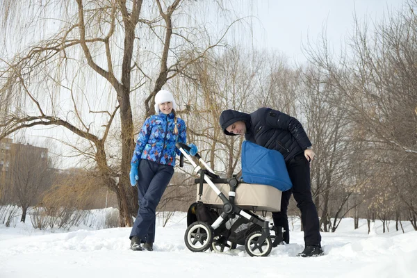 Familia joven en el parque de invierno — Foto de Stock