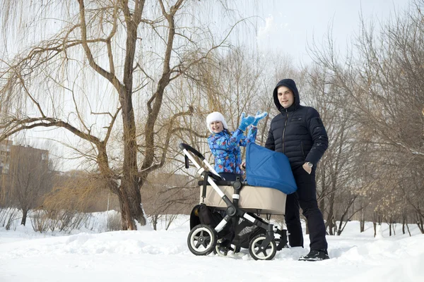 Jovem família no parque de inverno — Fotografia de Stock