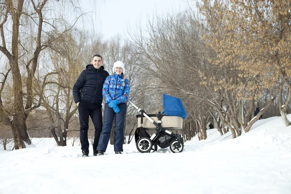 Familia joven en el parque de invierno —  Fotos de Stock