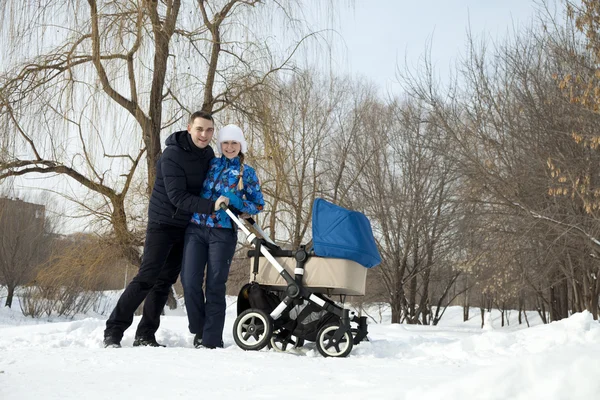 Young family in winter park — Stock Photo, Image