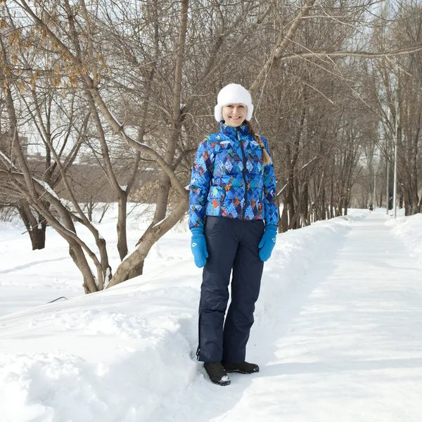 Gelukkige vrouw wandelen in winter park — Stockfoto