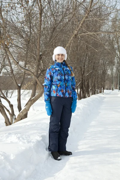 Gelukkige vrouw wandelen in winter park — Stockfoto